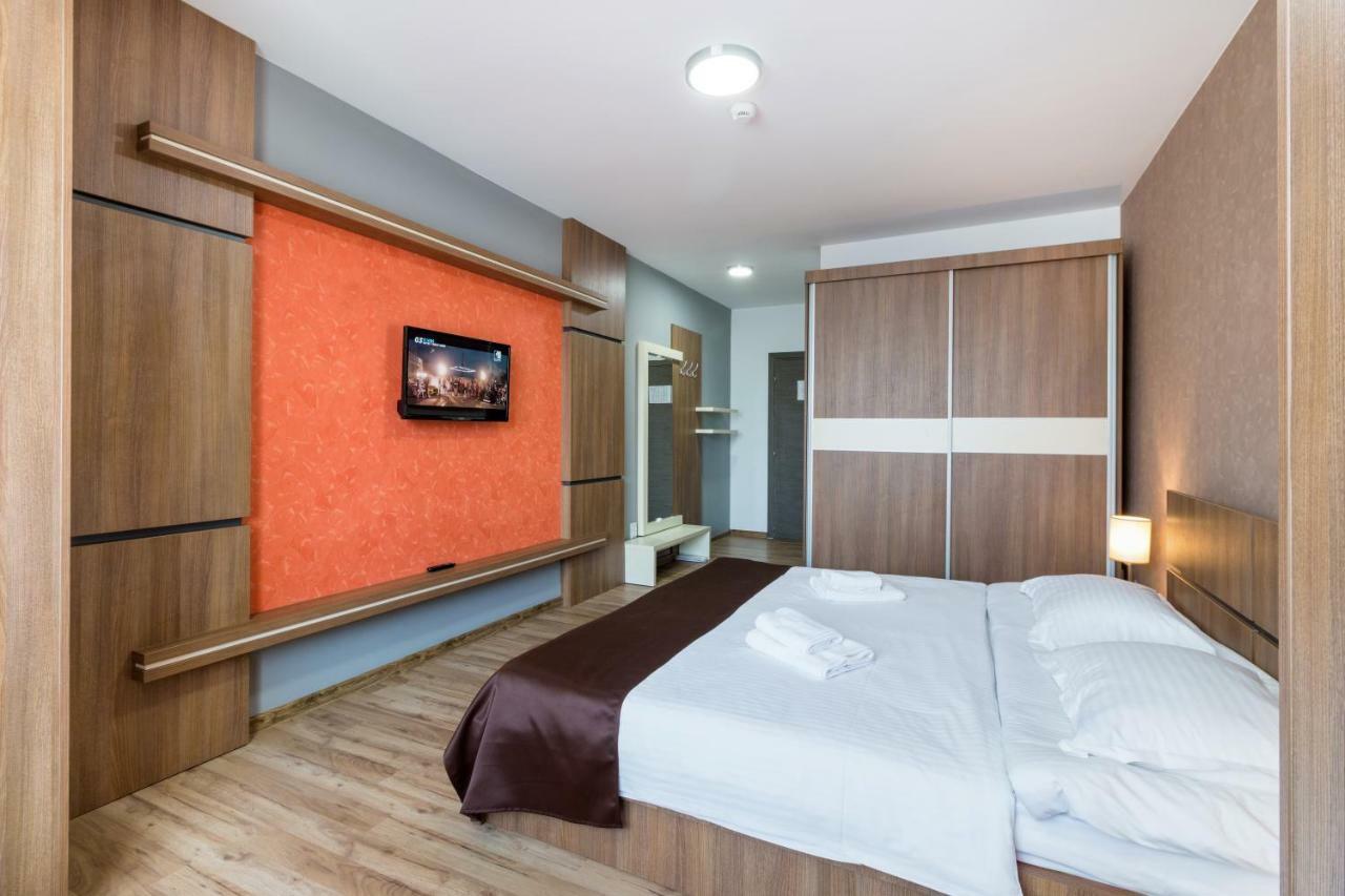 Hb Brilliant Hotel Braşov Buitenkant foto